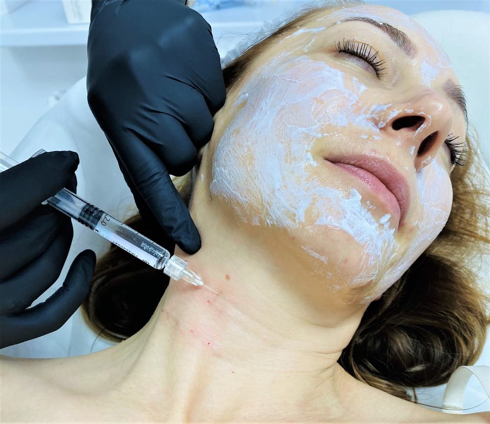 Jakie zabiegi kosmetyczne na ujędrnienie skóry w zależności od wieku?