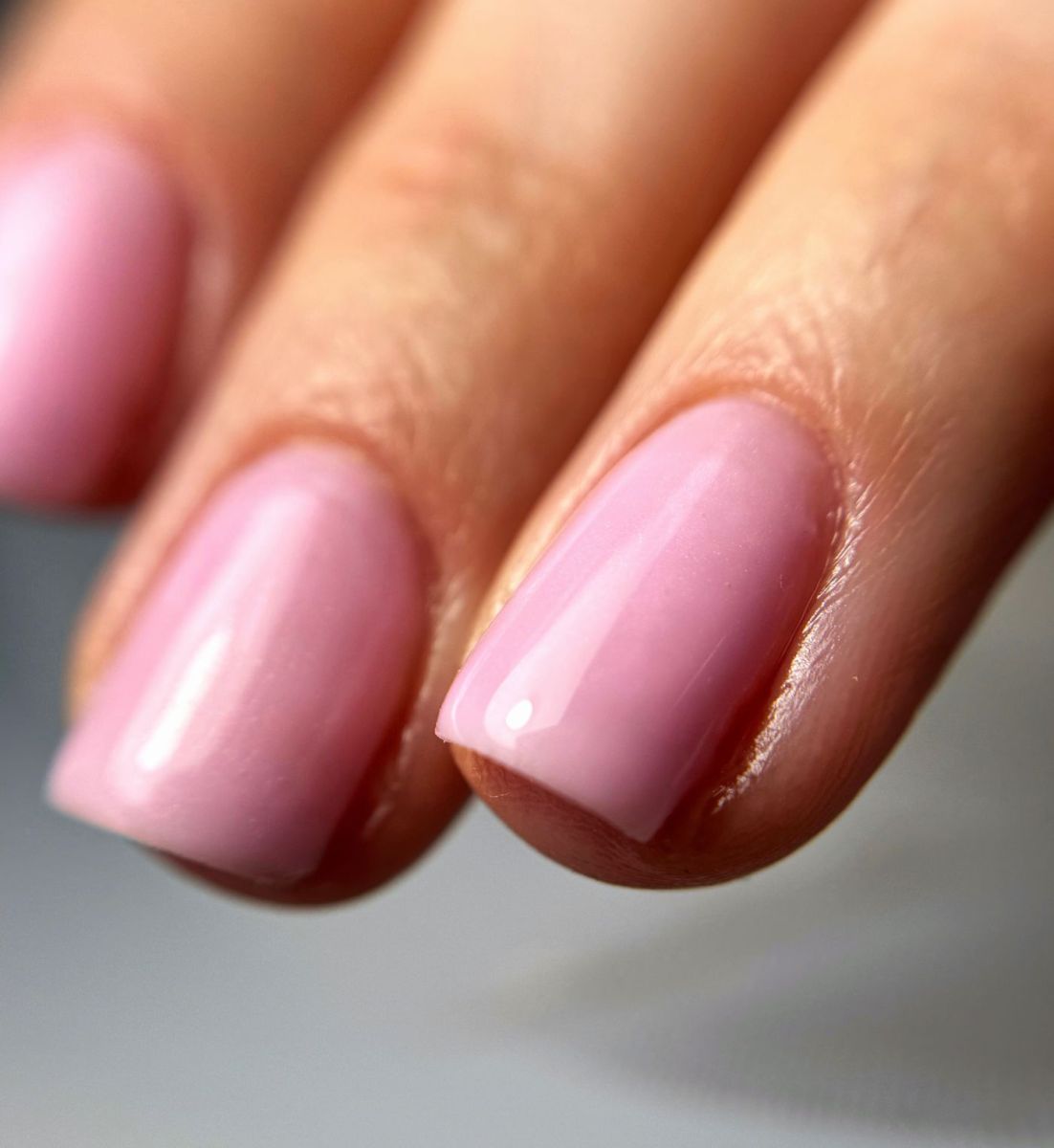 Minimalistyczny manicure hybrydowy Natural